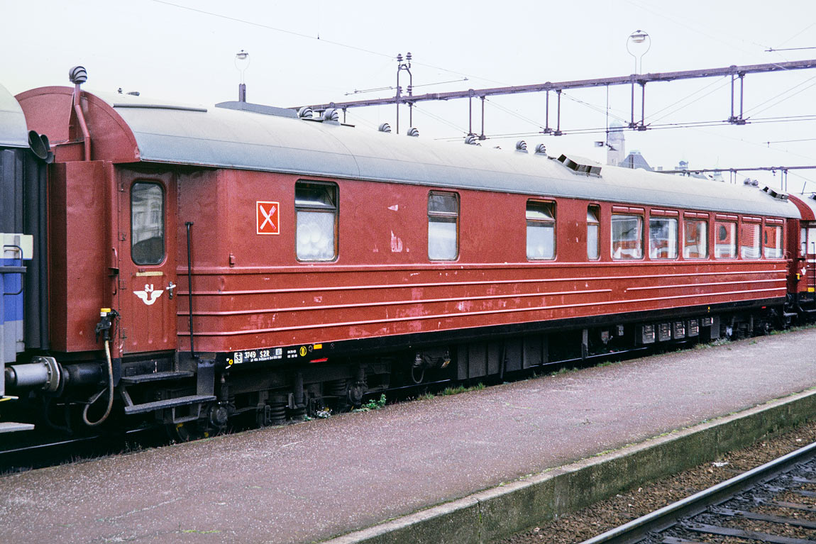 Bild: S2R 3749, f d R4, i Malmö 1993