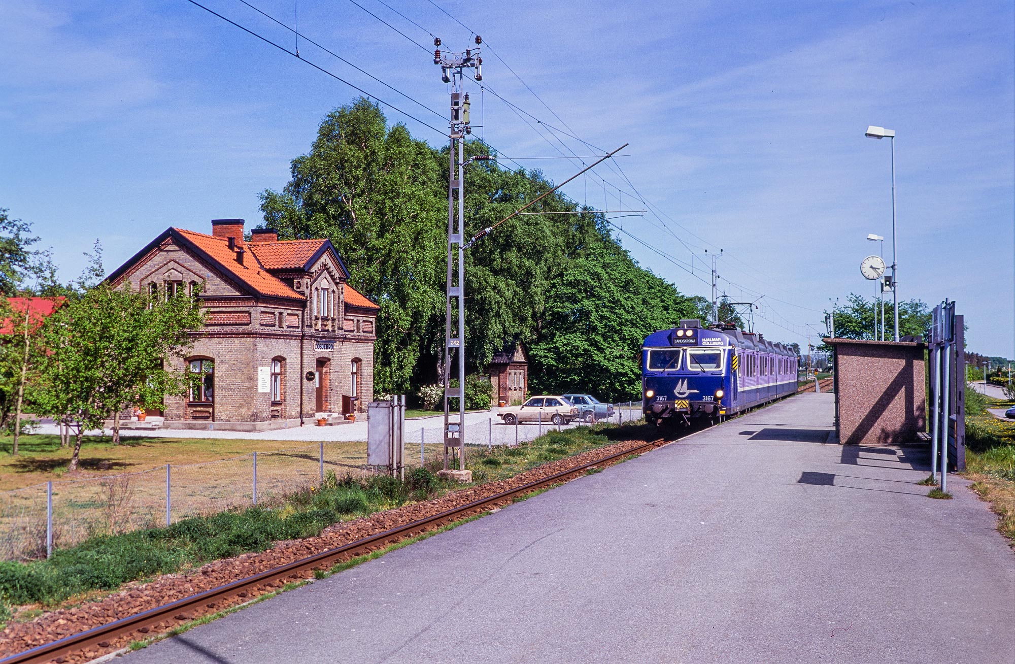 En historisk bild: Malmöhus Länstrafik X10 3167 i Dösjebro på den gamla linjen Kävlinge-Landskrona 1994