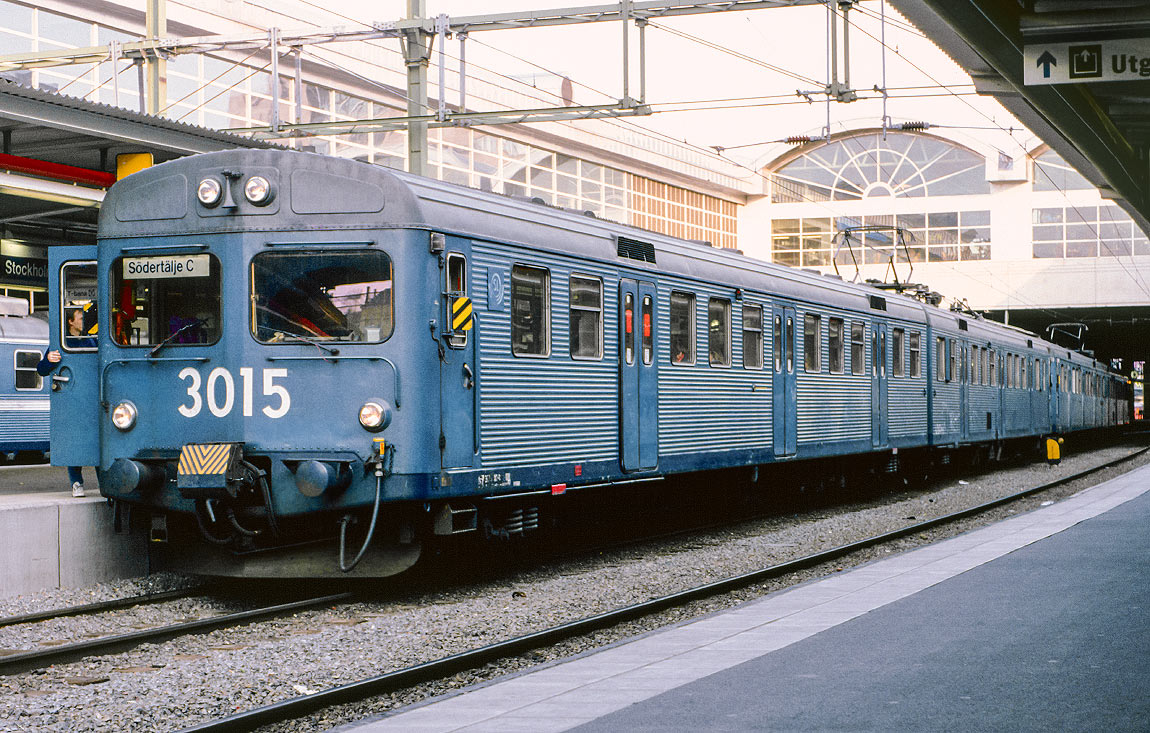 Bild: X1 3015 i Stockholm. Denna målning hade motorvagnarna innan moderniseringen i början av 1990-talet.