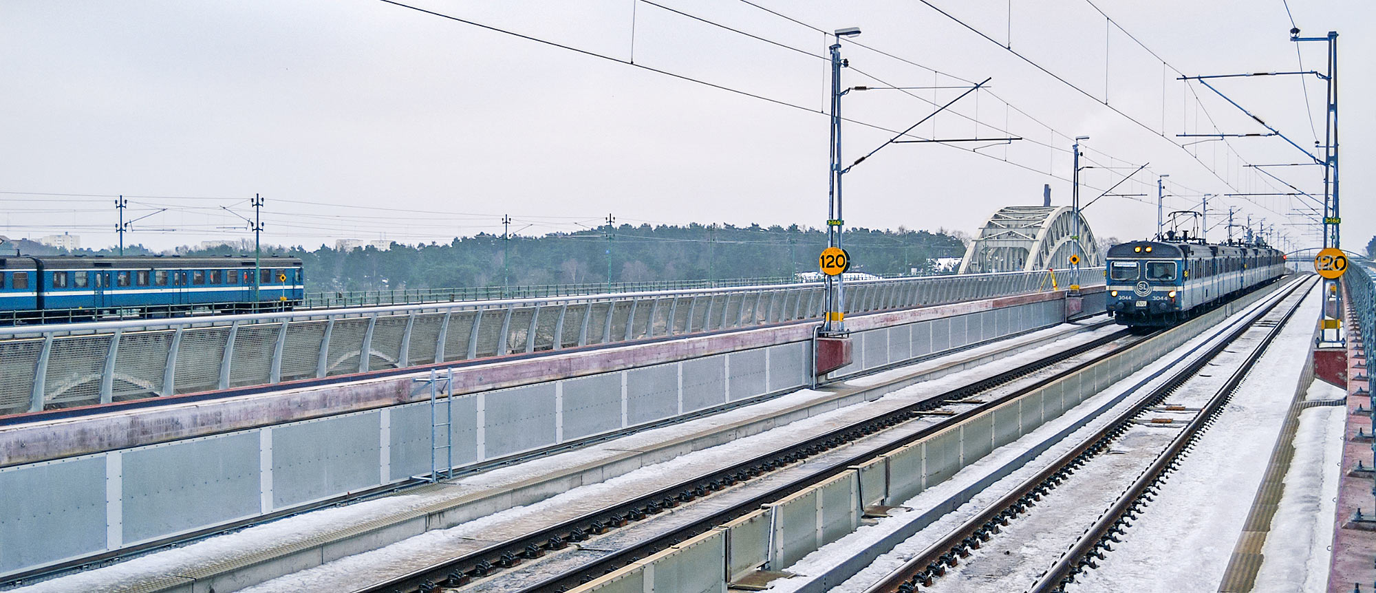 Två X1-tåg på Årstabroarna 2006