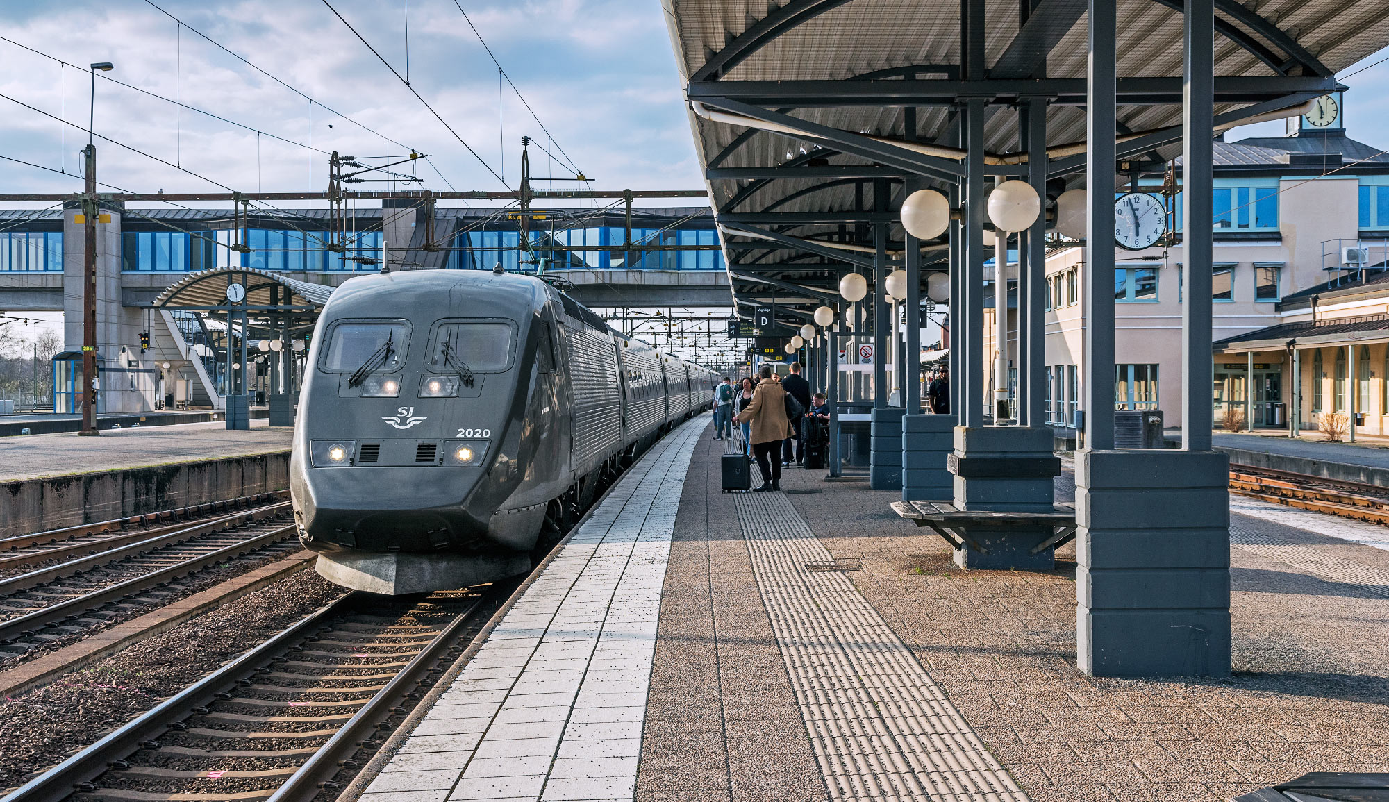 Ett upprustat X2-tåg med X2C 2020 främst ankommer Nässjö i april 2025