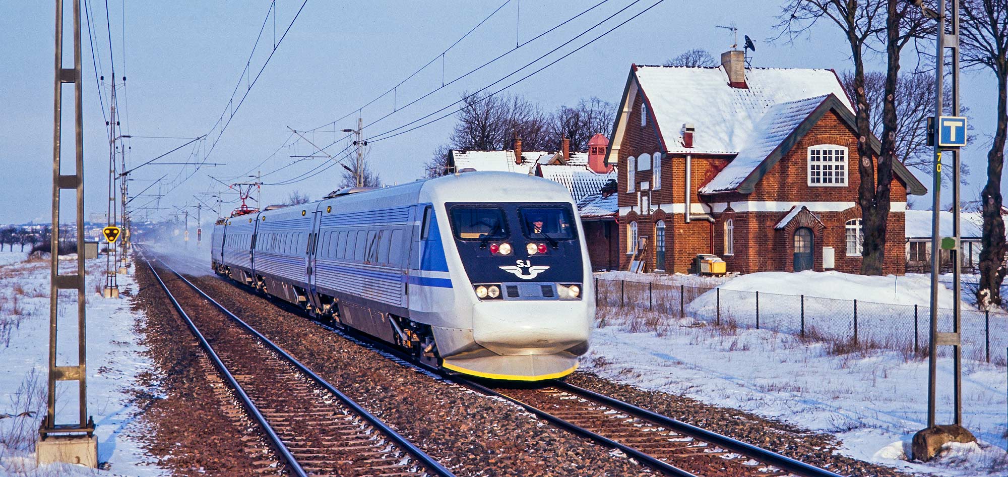 Bild: Ett kort X2-tåg i det ursprungliga utseendet som tåg 479 Göteborg-Malmö passerar Hjärup söder om Lund 1996