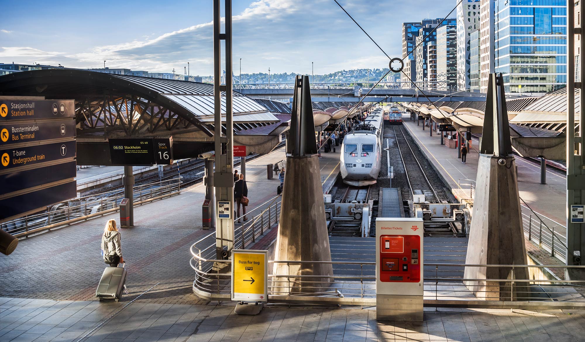 Bild: Ett X2-tåg som tåg mot Stockholm på Oslo S en tidig junimorgon 2016
