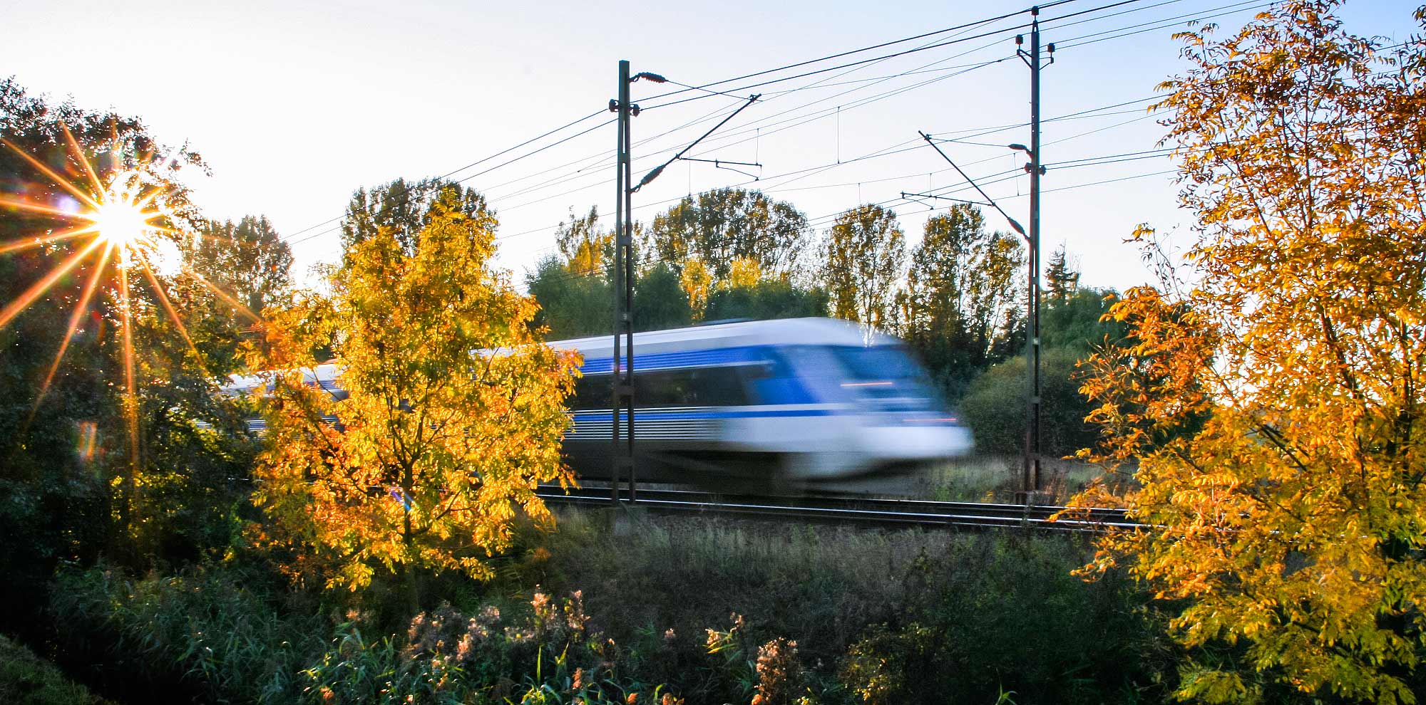 Bild: Ett X2-tåg som är suddigt på grund av hastigheten. Foto Frederik Tellerup.