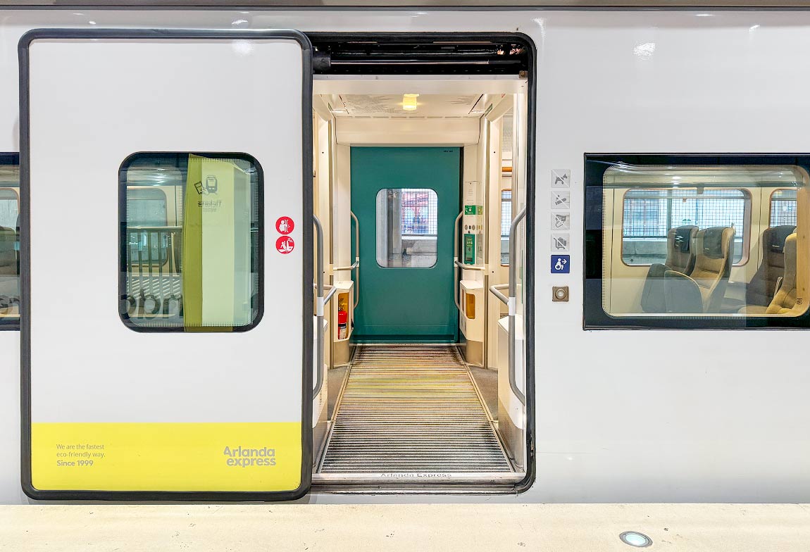 Bild: Dörr på Arlanda Express X3 5 i Stockholm 2024