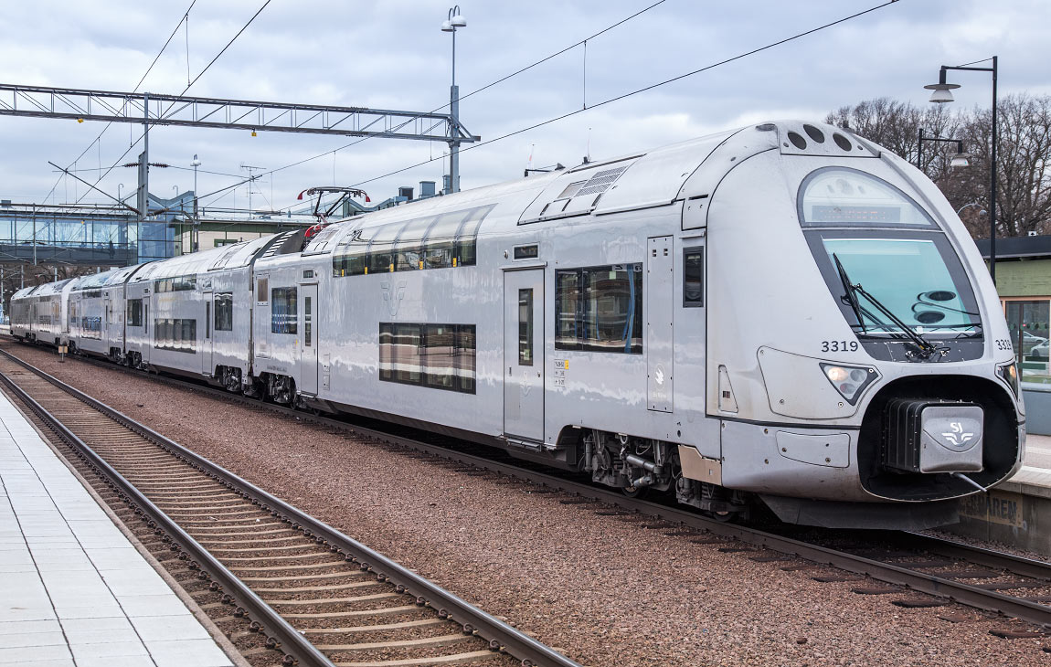 Bild: X40 3319 (tre vagnar) + X40 3339 (två vagnar) i Västerås 2015