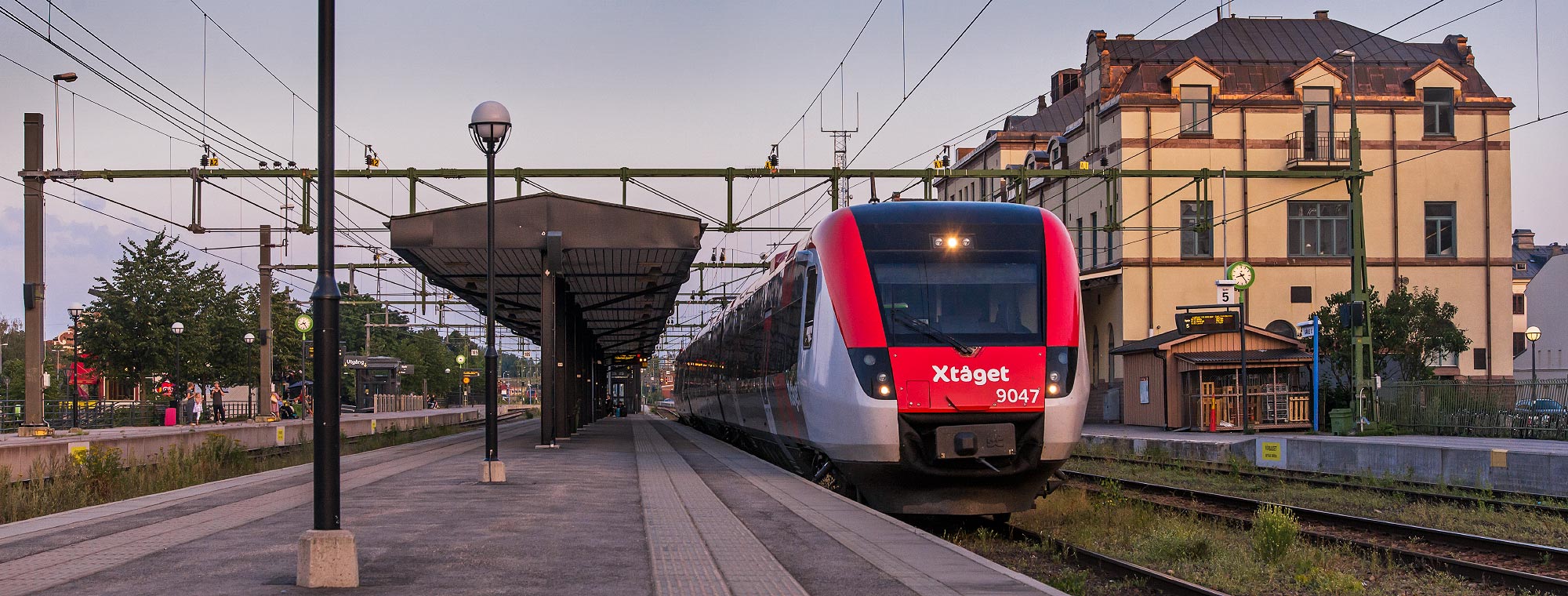 X-tåget inväntar avgång i Gävle en sommarkväll 2014