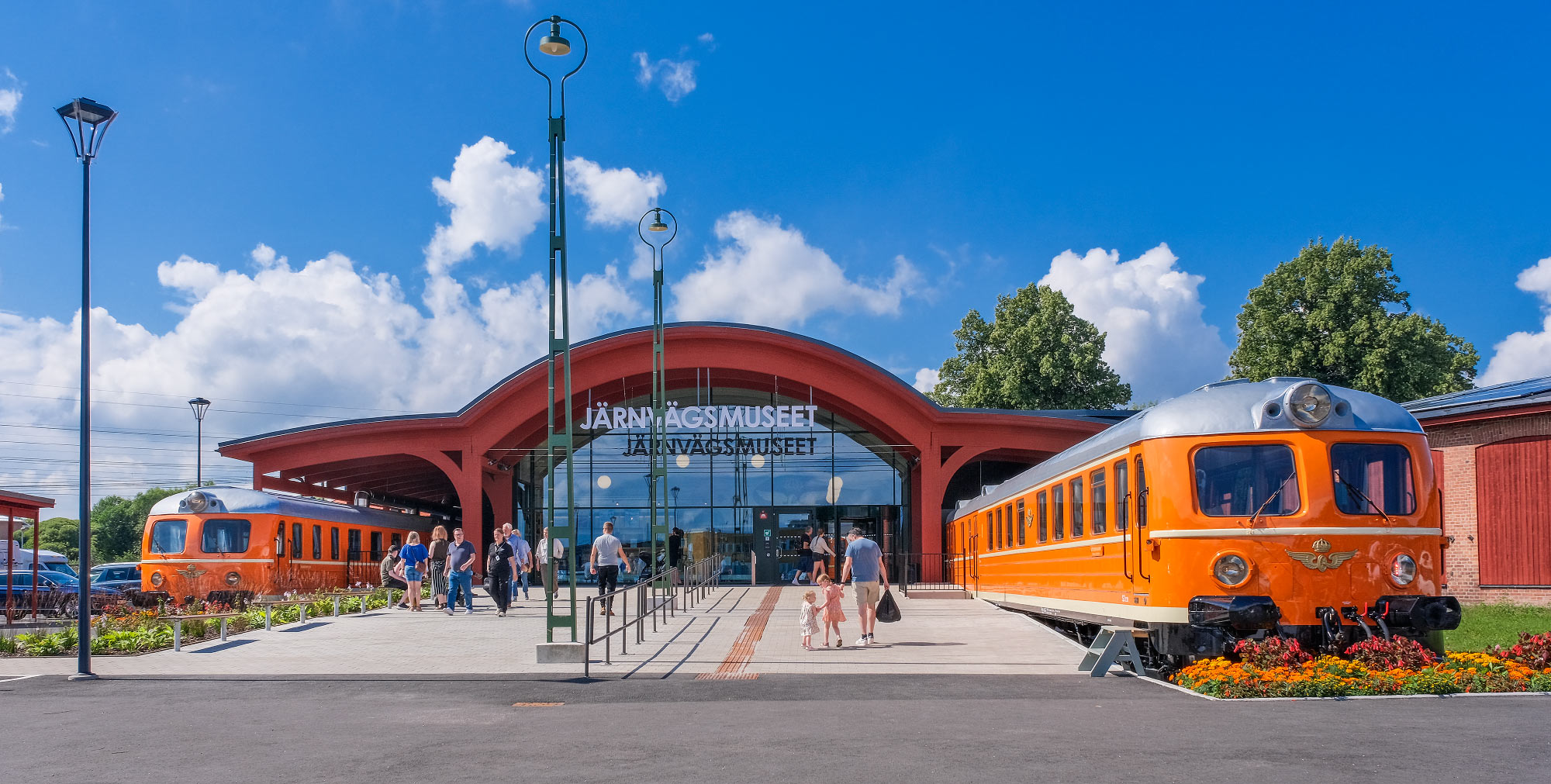 Ändvagnarna från X5 221 uppställda vid Järnvägsmuseets huvudingång i Gävle 2024