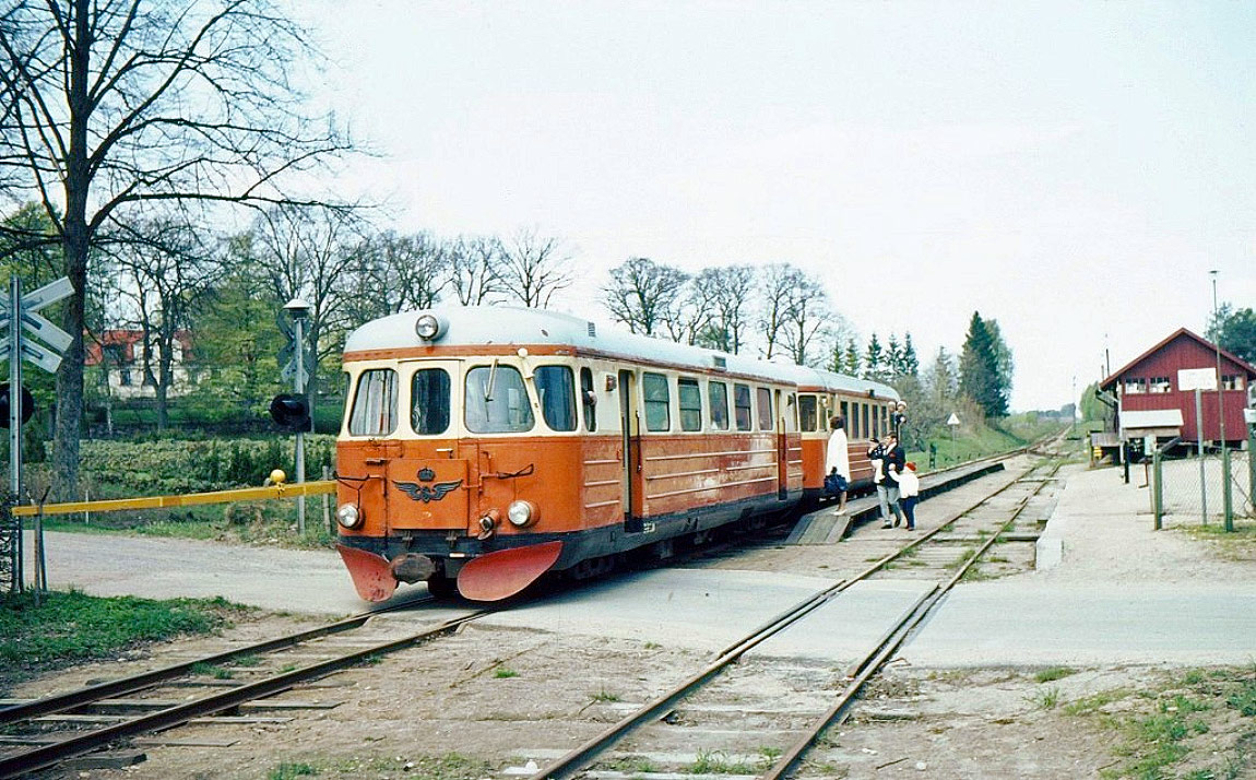 Bild: YBo4t 585 och YBo5p 896 gör uppehåll i Asarum 17 maj 1970