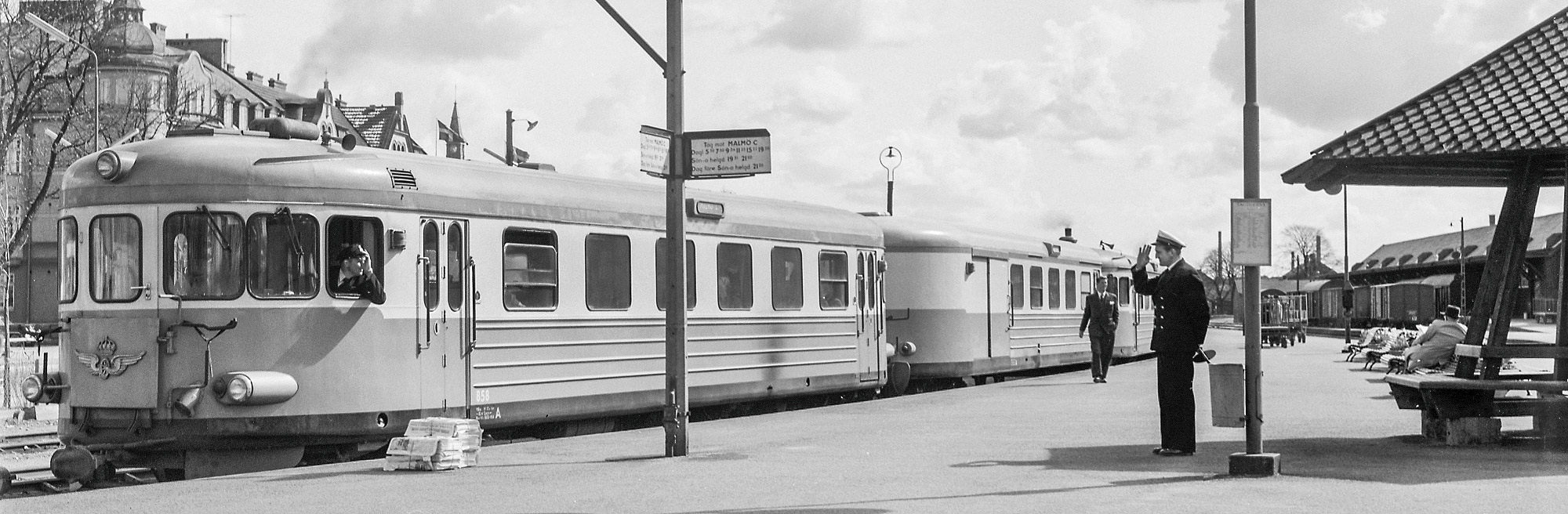 Tåg mot Malmö i Ystad 1957 med YBo6 858 främst
