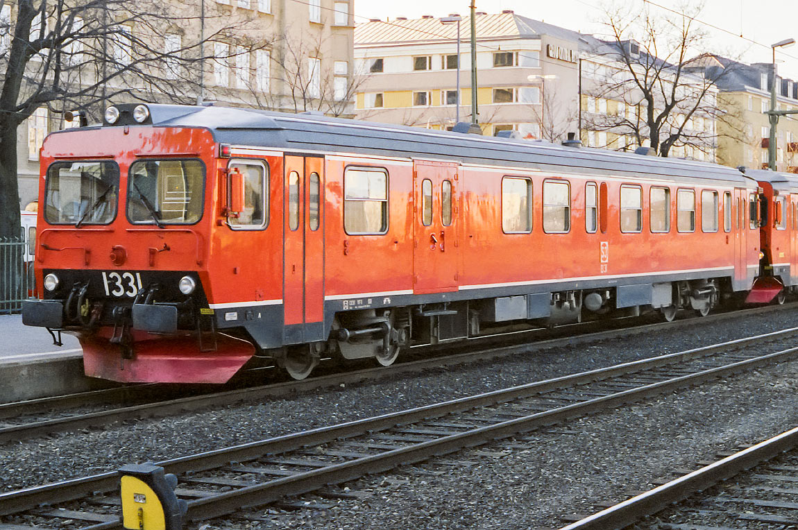 Bild: SJ YF1 1331 i ursprunglig färgsättning i Gävle 1989
