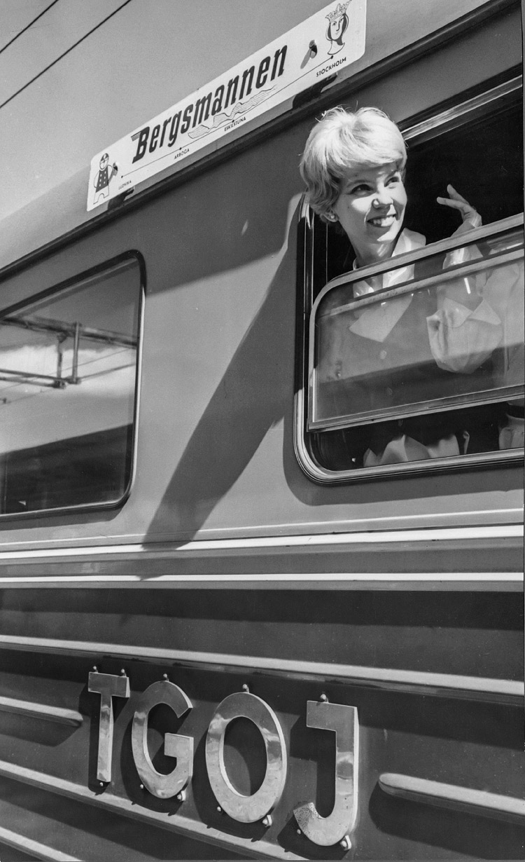 Bild: Tågvärdinna och skylt på en Yoa104-motorvagn 1958