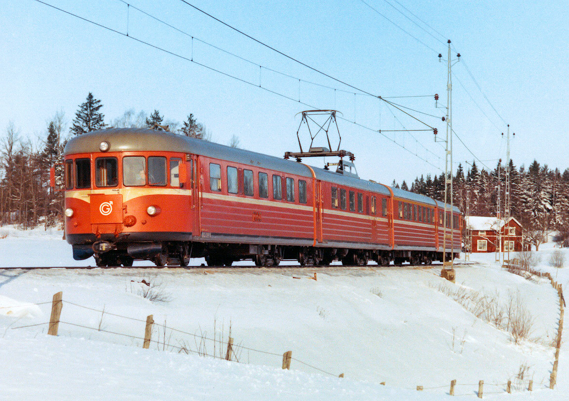 Bild: En Yoa104-motorvagn mellan Mellösa och Flen 1966