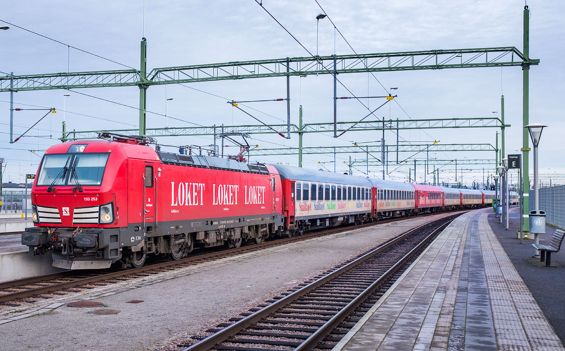 Bild: Tåg 3941 Stockholm-Malmö bestående av ett 193-lok och Bmpz- och WRbmz-vagnar ankommer Malmö 27 december 2017