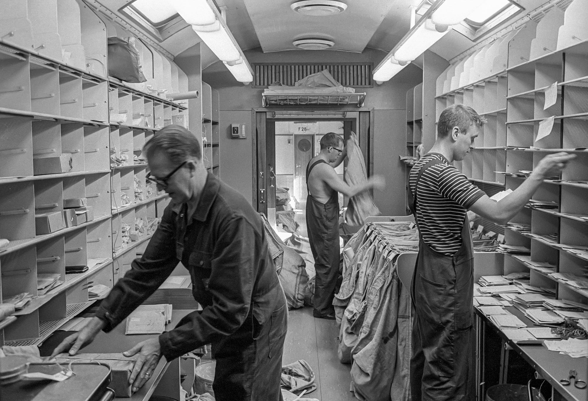 Bild: Postsortering i en DFo28-vagn i nattåget Nordpilen 1966