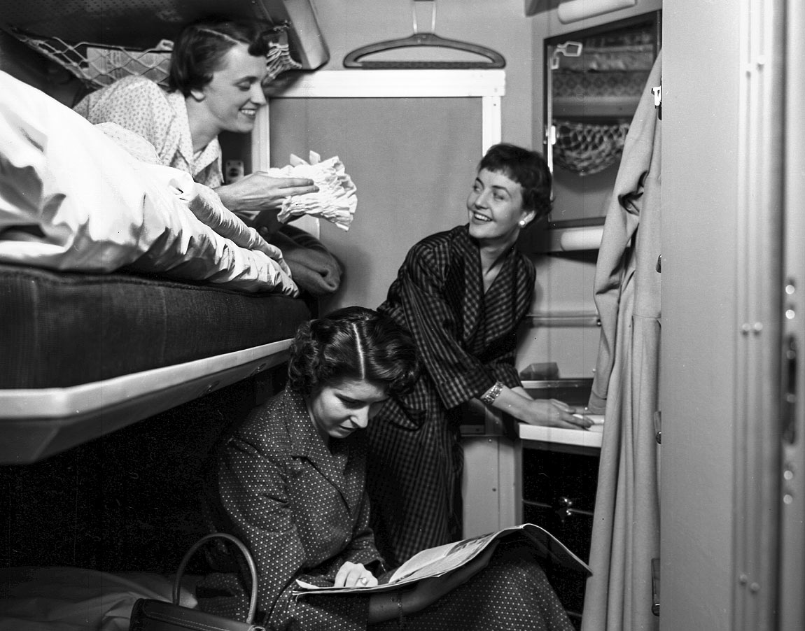 Bild: Resenärer i en sovvagnskupé 1954