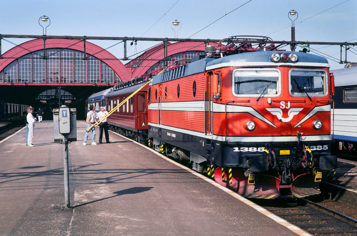 Bild: Persontåg mot Göteborg på Malmö C 1993. Efter loket är en mätvagn inkopplad.