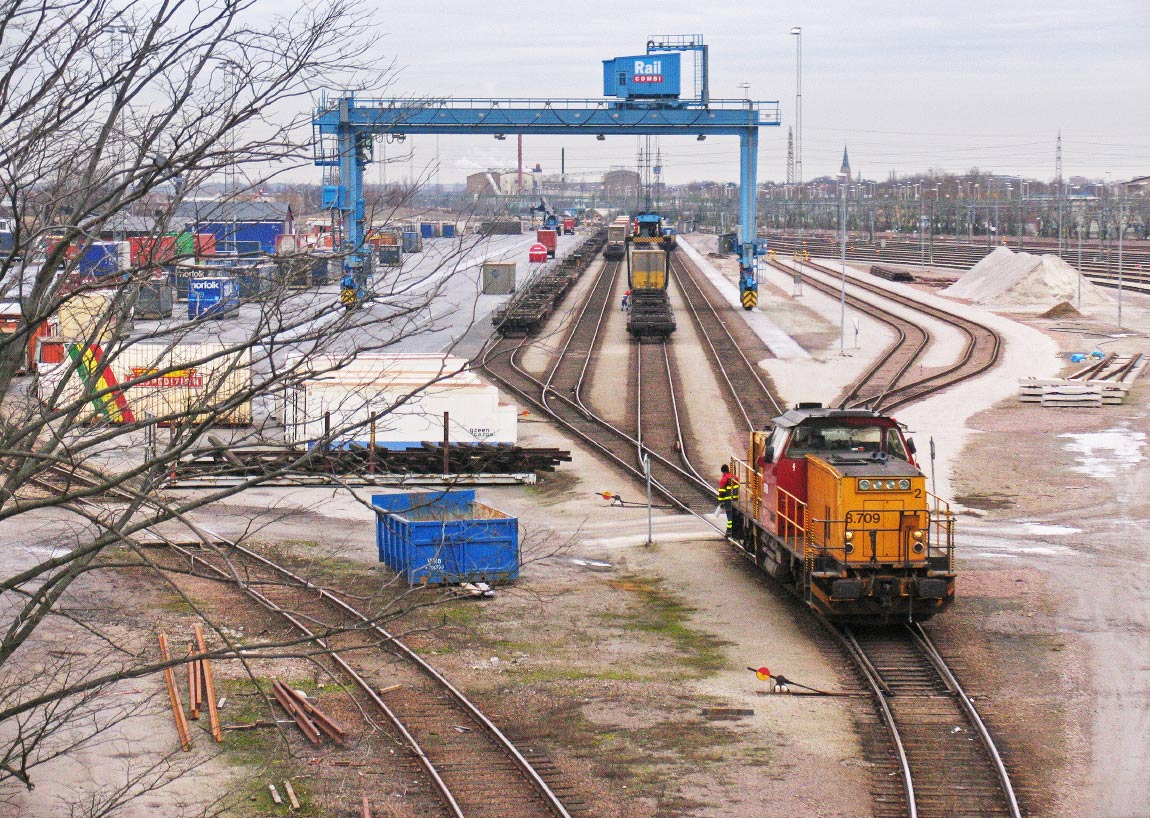 Bild: Di8 709 växlar på containerbangården i Malmö 3 februari 2005.