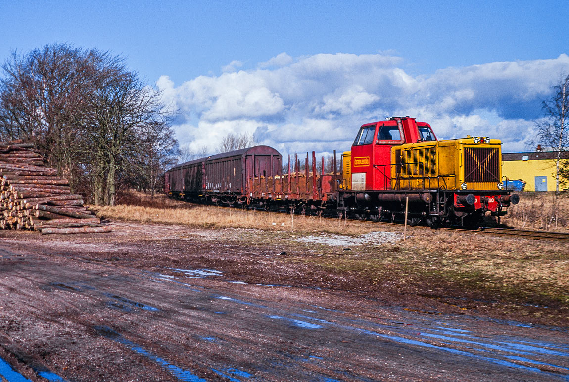 Bild: Österlentåg T21 100 med godståg i Tomelilla 17 mars 1994