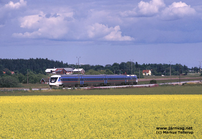 Bild: Ett X2-tåg för regional trafik som tåg mot Norrköping mellan Uppsala och Brunna sommaren 1996
