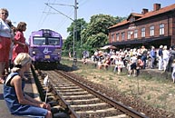 Bild: X11 3174 och 3185 ankommer Svedala som första eltåg på Ystadbanan invigningsdagen 8 juni 1996