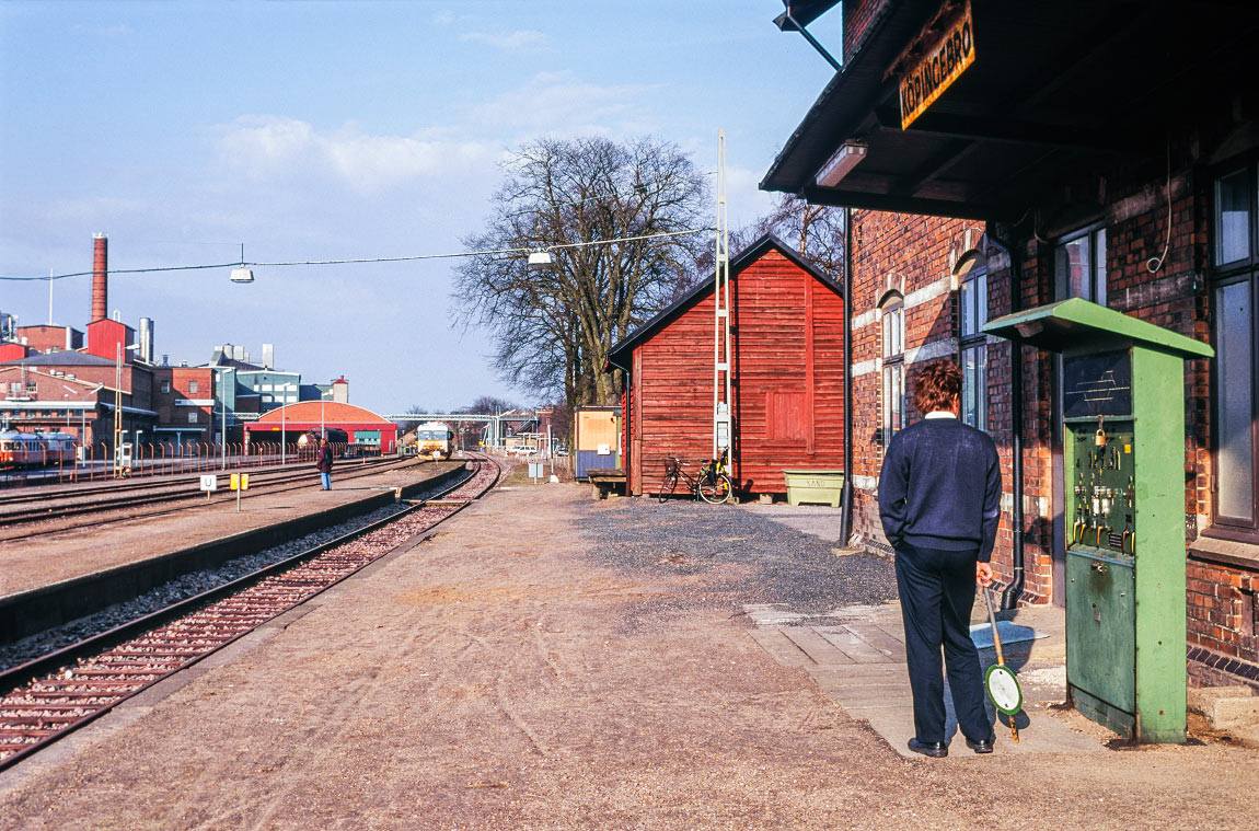 Bild: Y1 1341 som tåg Simrishamn-Ystad ankommer Köpingebro 7 april 1994 under överinseende av tågklareraren