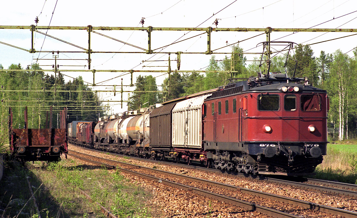 Ma-lok var länge en vanlig syn i godstågen (och även vissa persontåg) på Norra stambanan. Här med ett södergående tåg i Åshammar våren 1990. Foto Markus Tellerup.