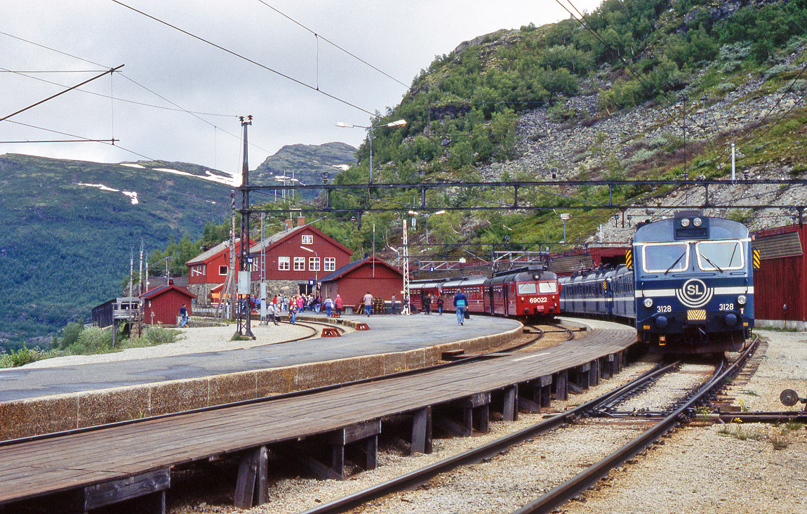 Bild: X10 3128+3120+3157 och NSB BFM 69.022 i Myrdal juni 1992