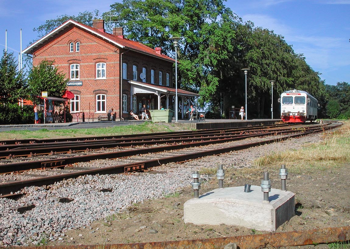 Bild: En Y1-motorvagn inväntar avgång vid stationen i Simrishamn 2002